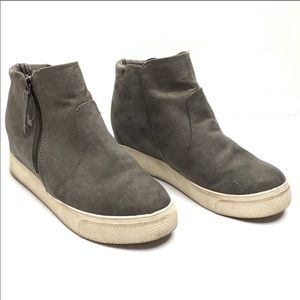 Universal Thread light grey sneaker wedge 7